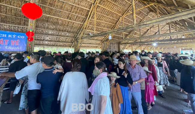 Đông đảo du khách có mặt tại nhà chờ xe trung chuyển trong khuôn viên Khu du lịch Kỳ Co ngày 14.2. Ảnh: K.H
