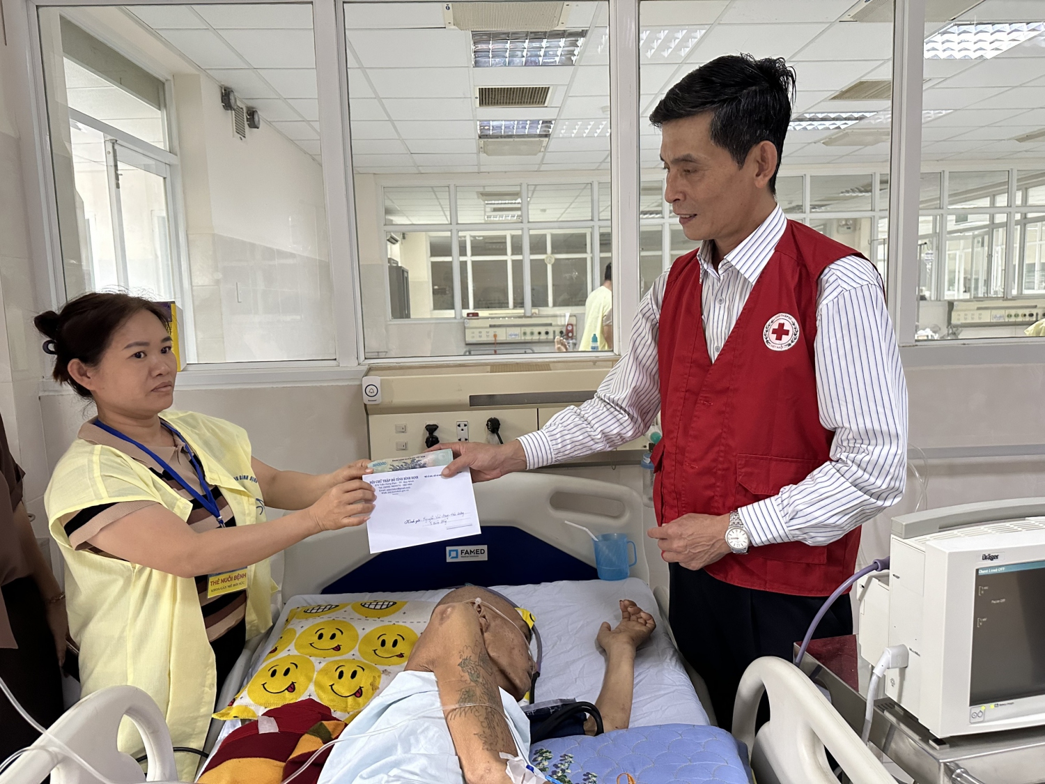 Hội CTĐ tỉnh trao số tiền 5 triệu đồng giúp đỡ bệnh nhân có hoàn cảnh khó khăn