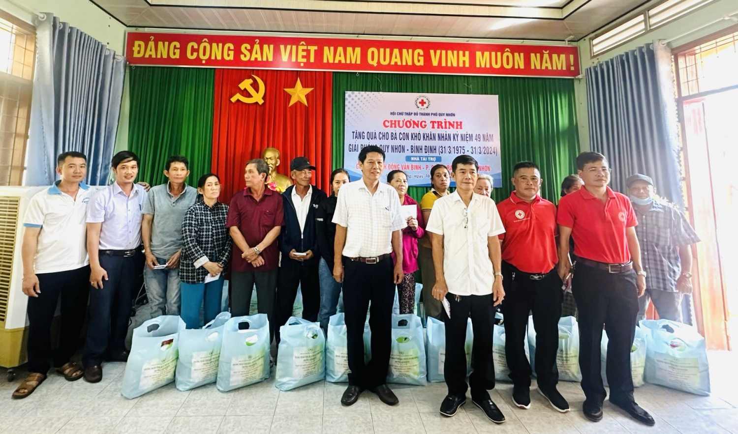 Tặng quà nhân kỷ niệm Ngày Giải phóng Quy Nhơn – Bình Định