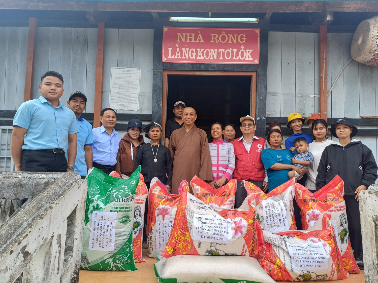 Chùa Long Hoa phối hợp tặng gạo cho người dân xã Vĩnh Thịnh