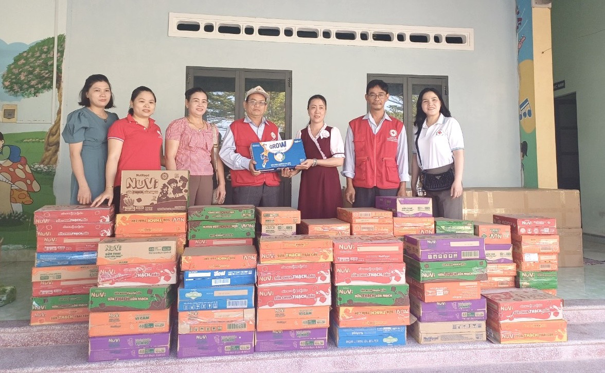 Hội chữ thập đỏ tỉnh tặng sữa cho học sinh bậc học mầm non ở 3 huyện Tuy Phước, Tây Sơn và Vĩnh Thạnh