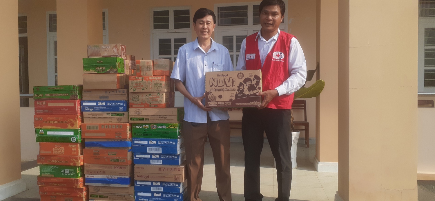 Tặng sữa tại trường tiểu học Canh Hòa