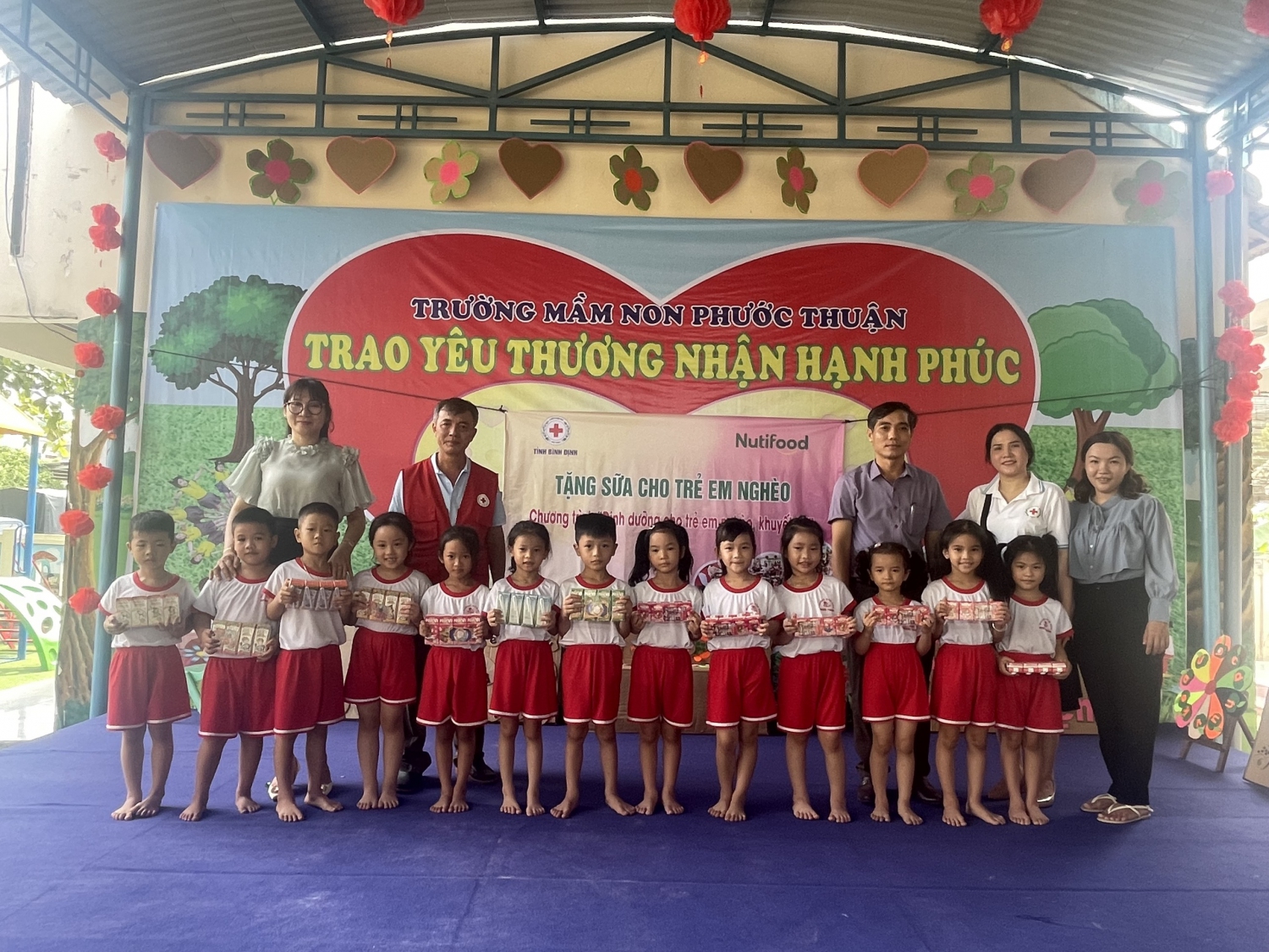 Tặng sữa tại trường Mẫu giáo xã Phước Thuận
