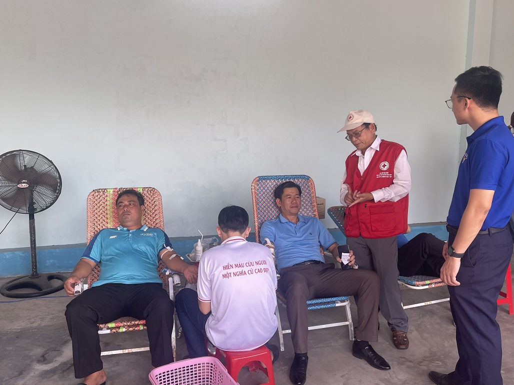 Ông Hà Văn Cát - Chủ tịch Hội CTĐ tỉnh, Phó trưởng ban TT BCĐVĐHMTN tỉnh thăm, động viên người hiến máu Cảng Quy Nhơn