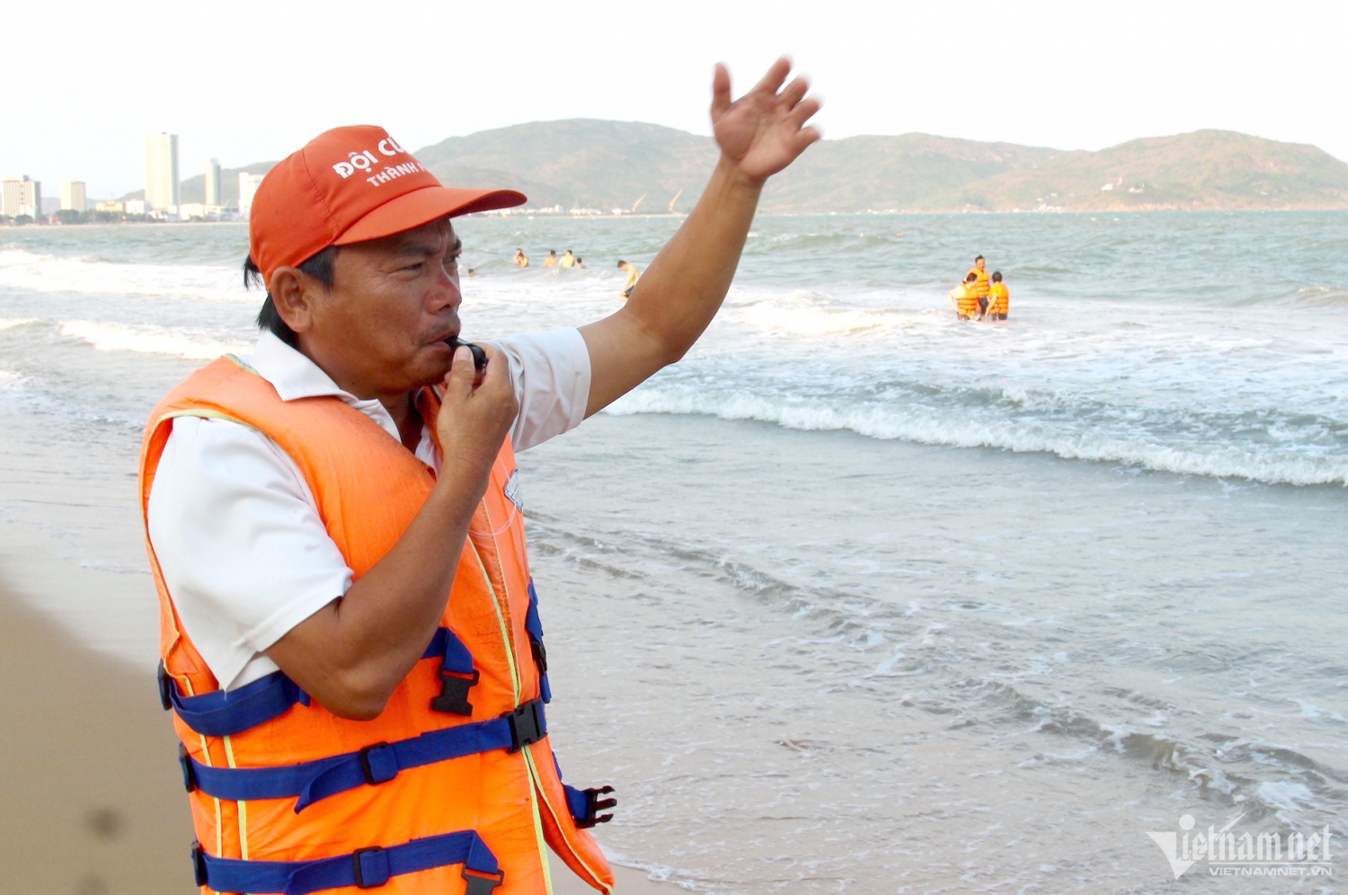 Anh Nguyễn Tấn Nghi kêu gọi người dân vào tắm ở vùng nước an toàn. Ảnh: Diễm Phúc