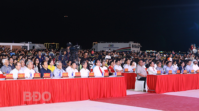 Các đồng chí lãnh đạo tỉnh, nguyên lãnh đạo tỉnh dự lễ bế mạc. Ảnh: NGUYỄN DŨNG