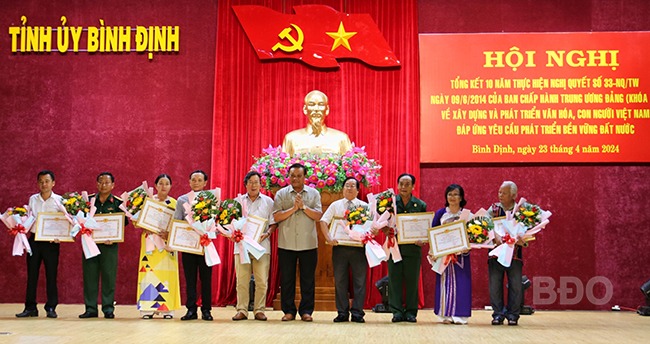 Phó Bí thư Thường trực Tỉnh ủy Lê Kim Toàn trao bằng khen của Ban Thường vụ Tỉnh ủy cho các cá nhân có thành tích xuất sắc trong 10 năm thực hiện Nghị quyết số 33. Ảnh: H.T
