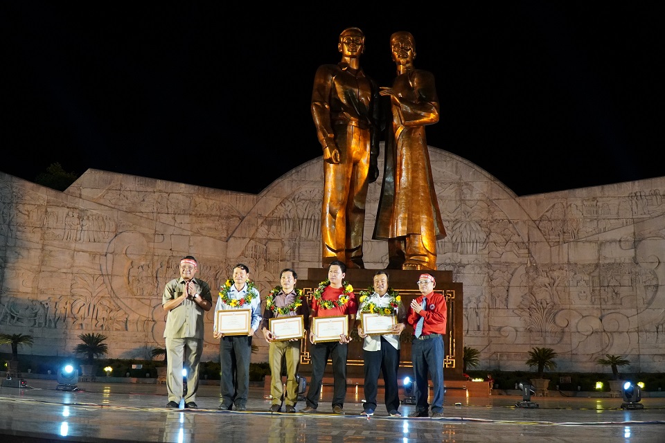 Đc Lê Kim Toàn - Phó Bí thư Thường trực Tỉnh ủy, Trưởng đoàn đại biểu Quốc hội tỉnh tặng hoa, khánh bạc cho 2 gia đình HMTN trên 70 lần - năm 2023