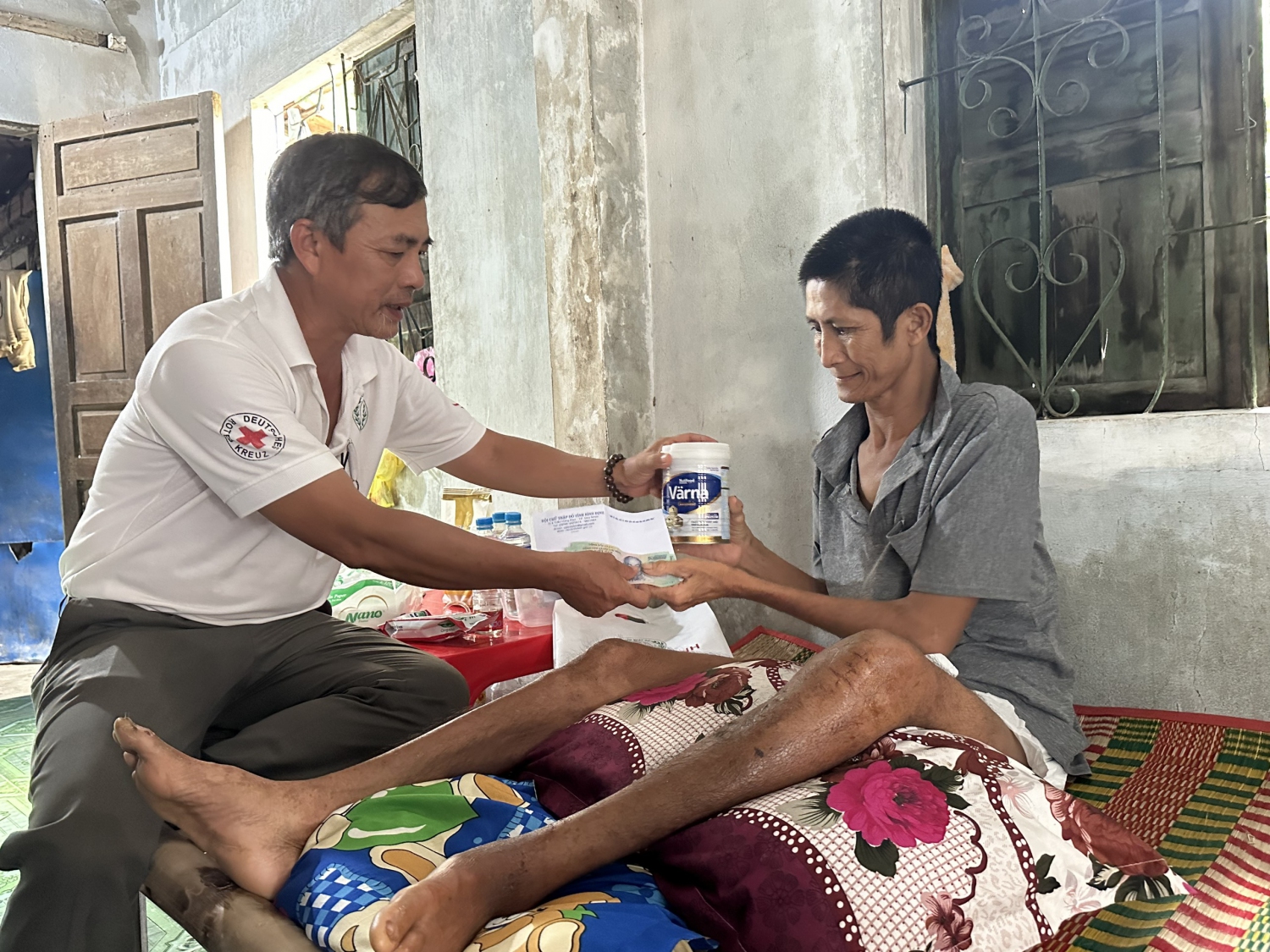 Tặng quà nhân kỷ niệm Ngày Chữ thập đỏ và Trăng lưỡi liềm đỏ quốc tế (8/5)
