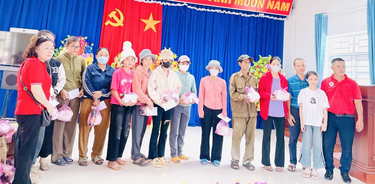 Hội CTĐ thành phố Quy Nhơn tặng quà cho người dân xã Canh Liên