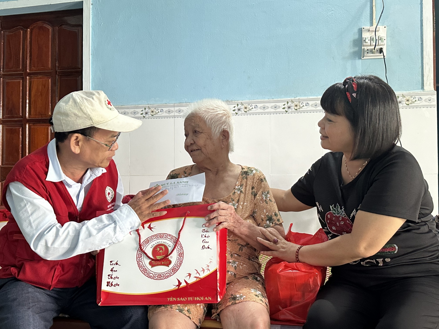 Trao tiền phụng dưỡng 5 Mẹ VNAH