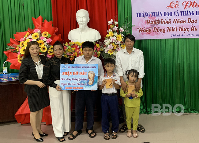 Chị Lê Thị Bích Vân nhận đỡ đầu cháu Đặng Hoàng Gia Hưng