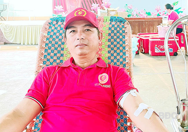 Anh Hiệp trong một lần hiến máu tình nguyện. Ảnh: Đ.N