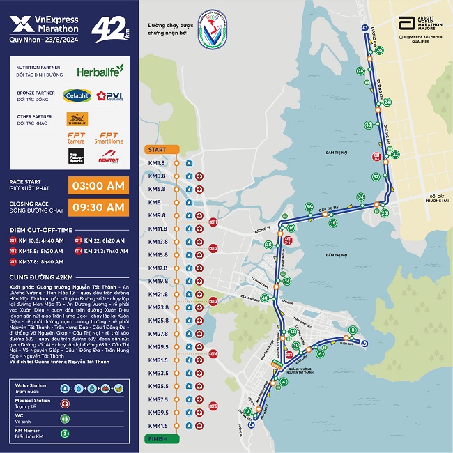 Ở cự ly 42 km, sau khi qua cầu Thị Nại, các VĐV chạy con đường ven biển của Nhơn Hội có nhiều bóng cây xanh và hệ thống đèn đường đầy đủ, đảm bảo điều kiện ánh sáng thi đấu. Ảnh: BTC