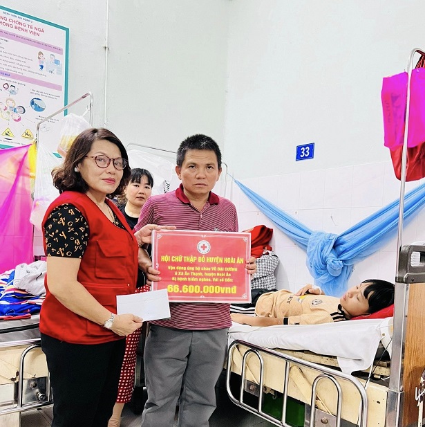 Trao 66,6 triệu đồng cho bệnh nhân Võ Quốc Cường