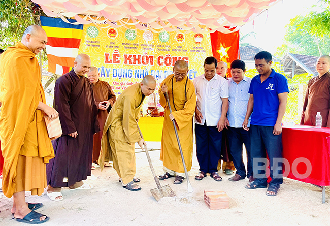 Các vị chức sắc, chức việc Phật giáo thực hiện nghi thức động thổ khởi công xây dựng nhà cho ông Đinh Văn Hươn (xã Vĩnh Thịnh, huyện Vĩnh Thạnh). Ảnh: QUẢNG TIẾN