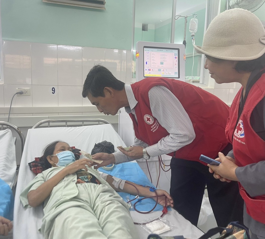 Tặng quà cho bệnh nhân chạy thận