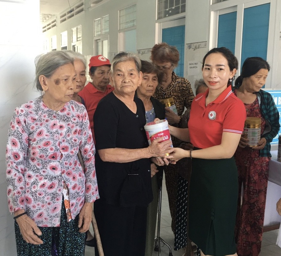 Hội Chữ thập đỏ huyện Hoài Ân tặng sữa nhân Ngày truyền thống Người Cao tuổi