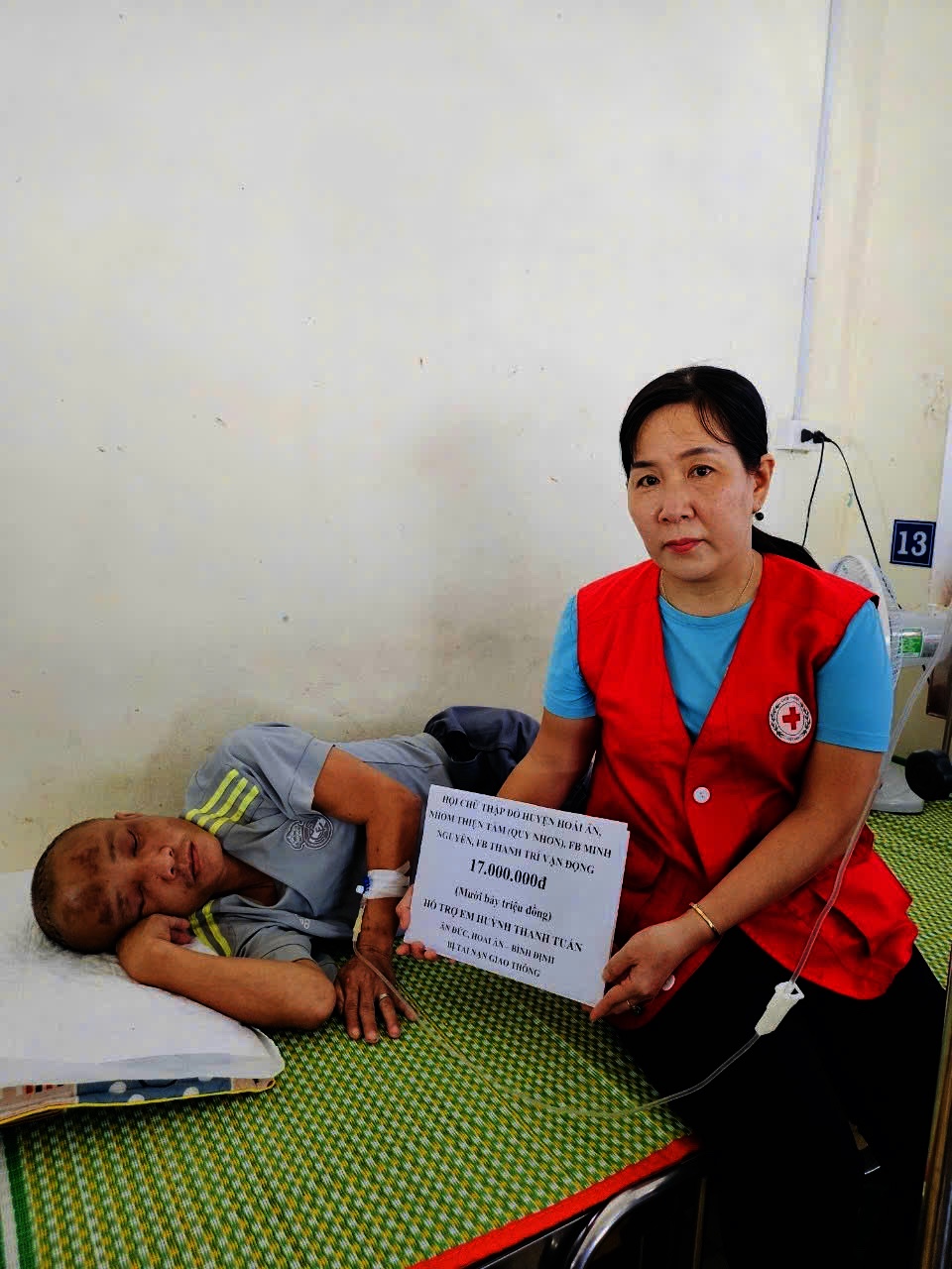 Nhóm Tâm Thiện (TPQuy Nhơn) trao tiền hỗ trợ cho nạn nhân TNGT