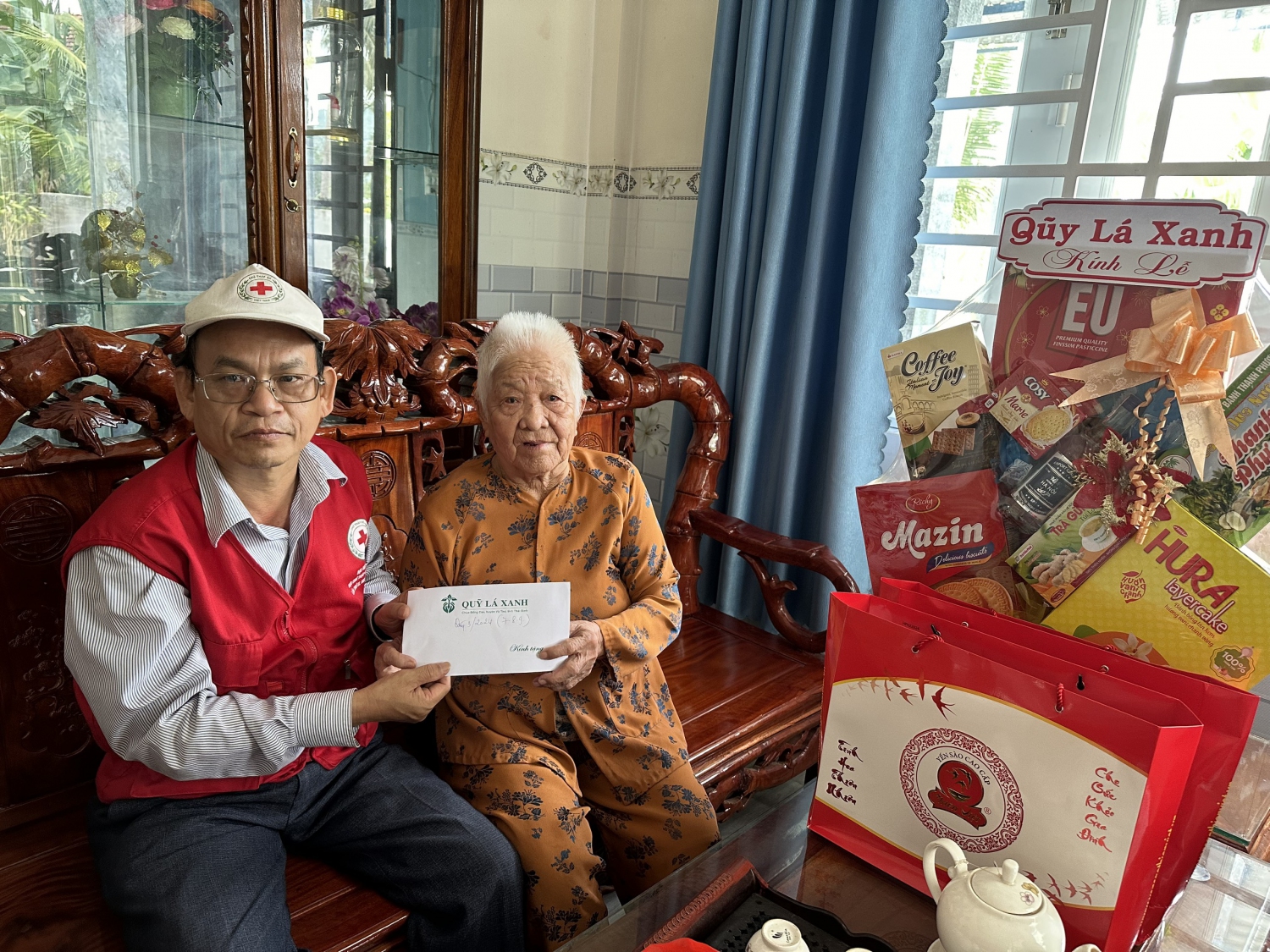 Quỹ Lá xanh chùa Đống Cao tỉnh Thái Bình phối hợp Hội CTĐ tỉnh trao quà nhân ngày 27/7 cho các Mẹ Việt Nam anh hùng