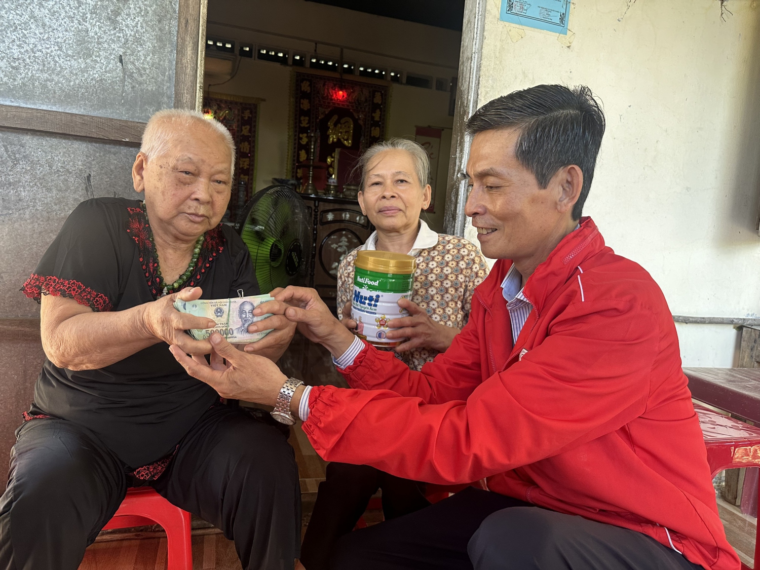 Hội CTĐ tỉnh trao tiền bạn đọc Báo Thanh niên cho các hộ gia đình có hòan cảnh khó khăn