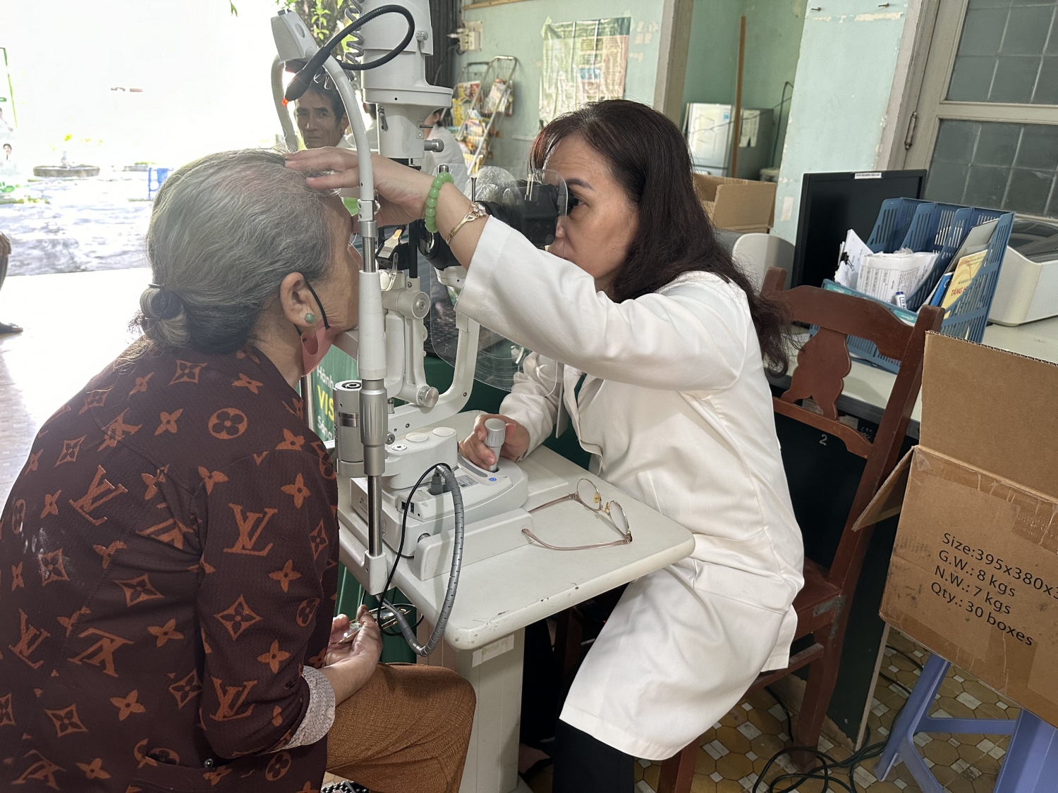 Tổ chức khám, tư vấn các bệnh về mắt miễn phí cho người dân