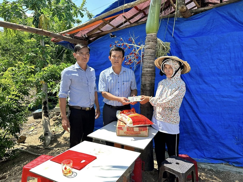 Hội CTĐ huyện Tay sơn trao kinh phí xây nhà cho bà Võ Thị Hợi đợt 1 là 50 triệu đồng