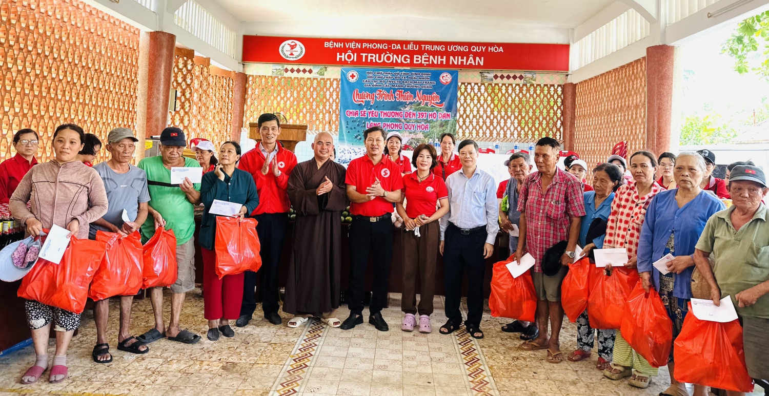 Tặng quà cho người dân Làng phong Quy Hòa