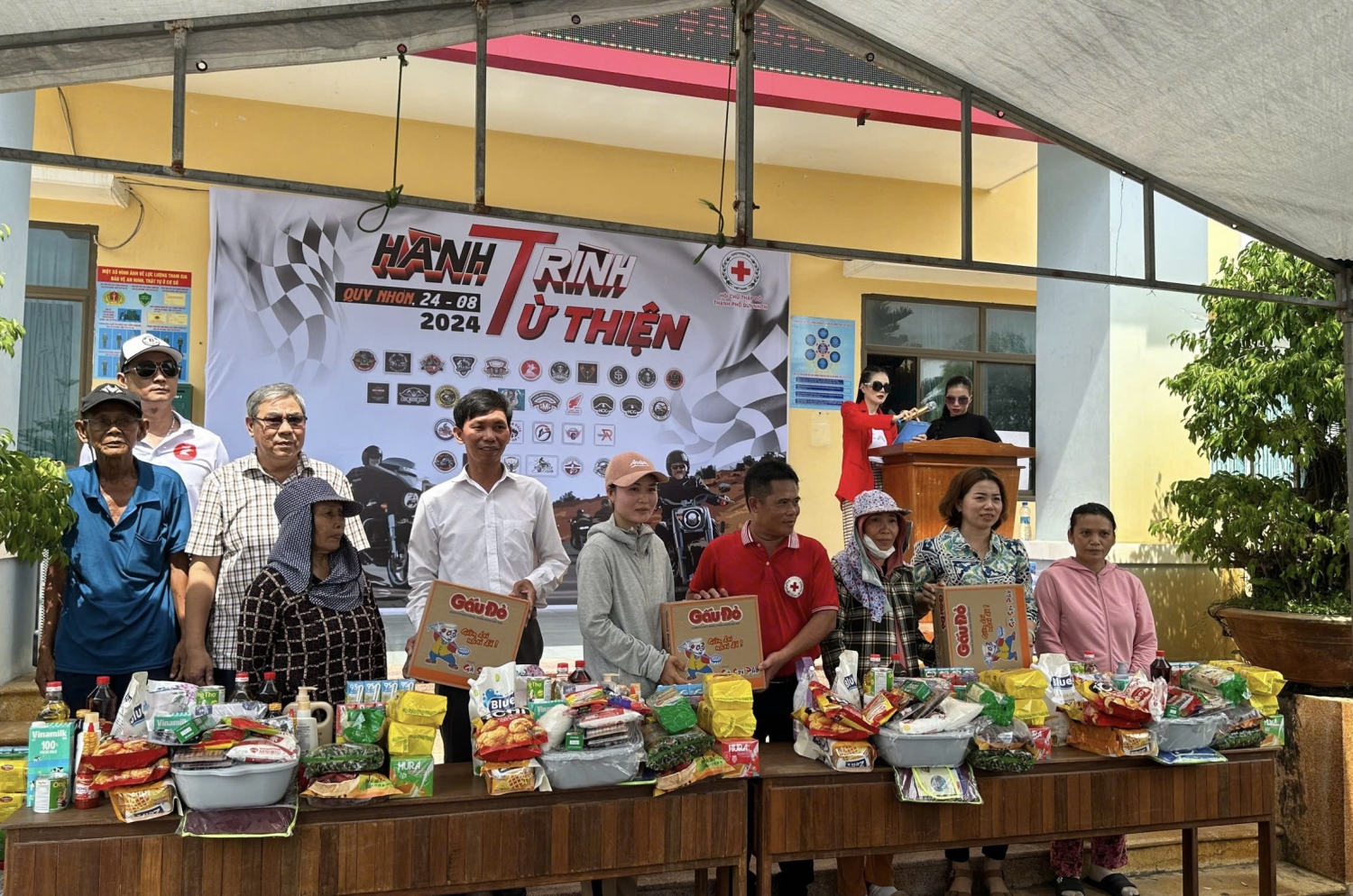 Câu lạc bộ Mô tô Việt Nam tặng quà cho người nghèo ở xã Nhơn Hội