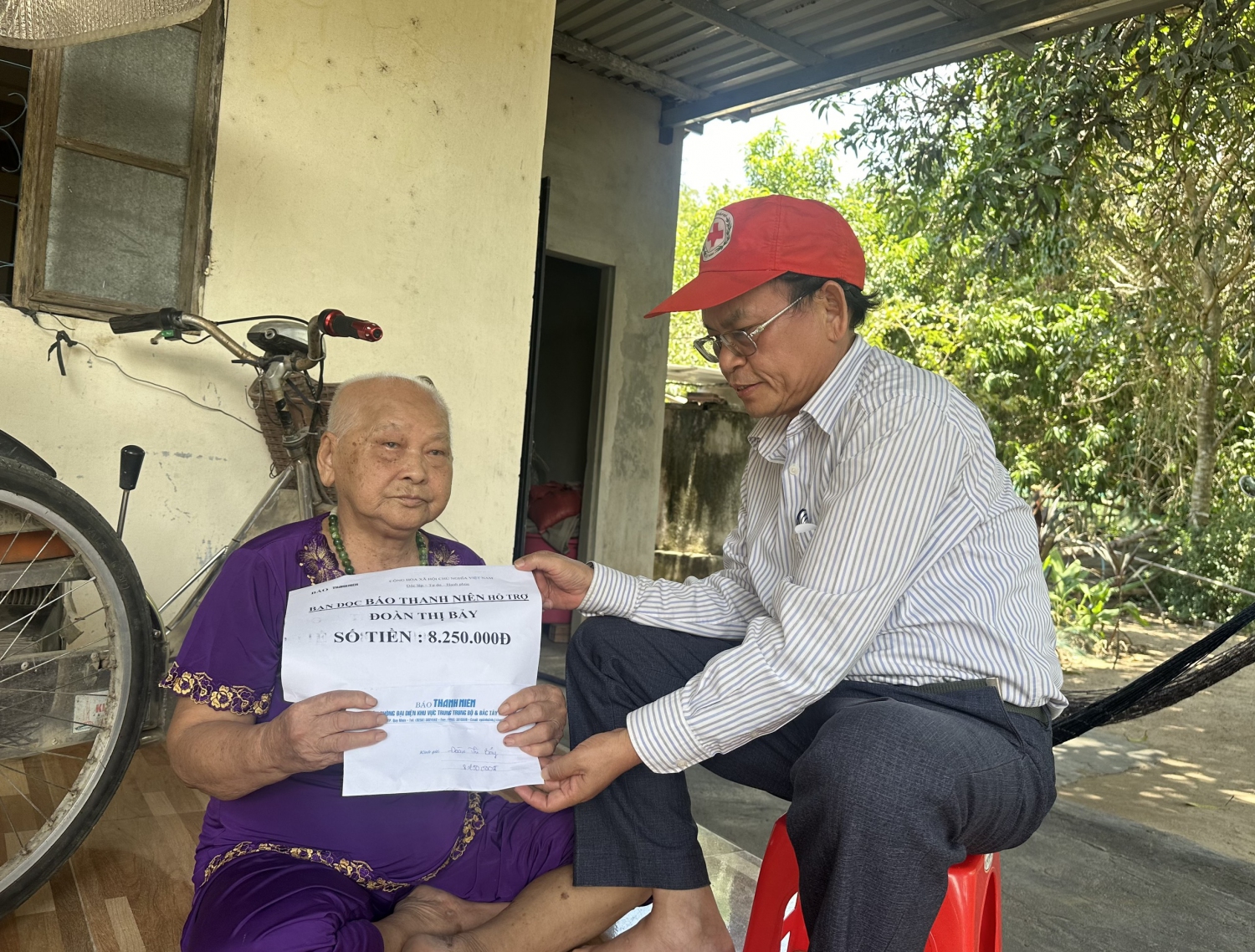 Hội CTĐ trao tiền bạn đọc Báo Thanh niên đợt 2 cho hộ bà Đoàn Thị bảy ở huyện Tuy Phước