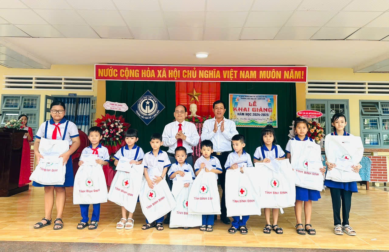 Hội Chữ thập đỏ tỉnh trao quà cho học sinh có hoàn cảnh khó khăn nhân dịp năm học mới