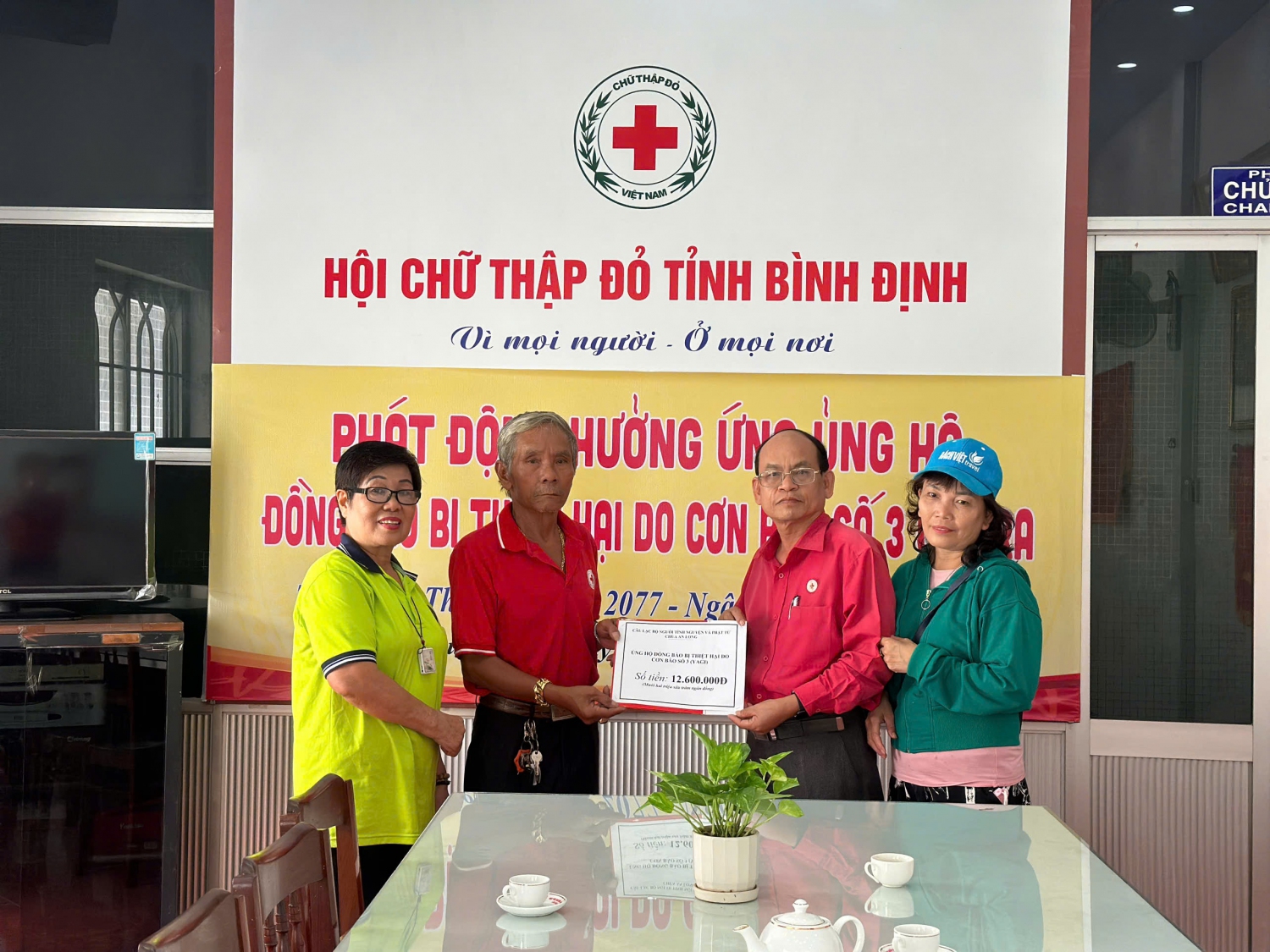 Câu lạc bộ Người tình nguyện và Phật tử chùa An Long ủng hộ giúp người dân miền Bắc bị ảnh hưởng cơn bão số 3