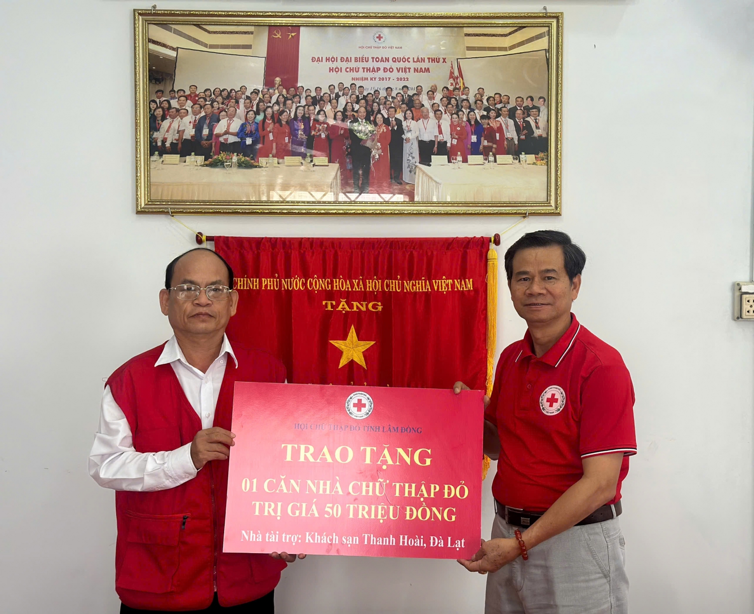 Trao tặng nhà Chữ thập đỏ cho hộ dân khó khăn về nhà ở