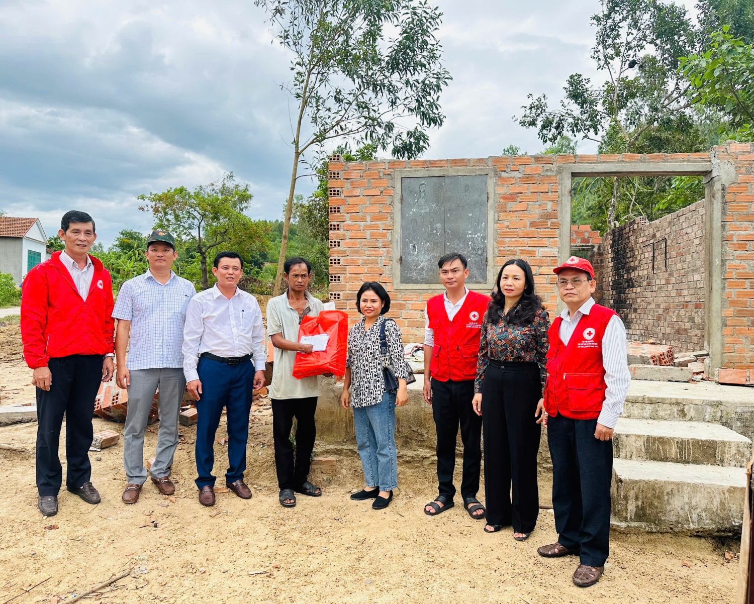 Trao tiền hỗ trợ gia đình bị thiệt hại do mưa dông, lốc xoáy tại xã Vĩnh An