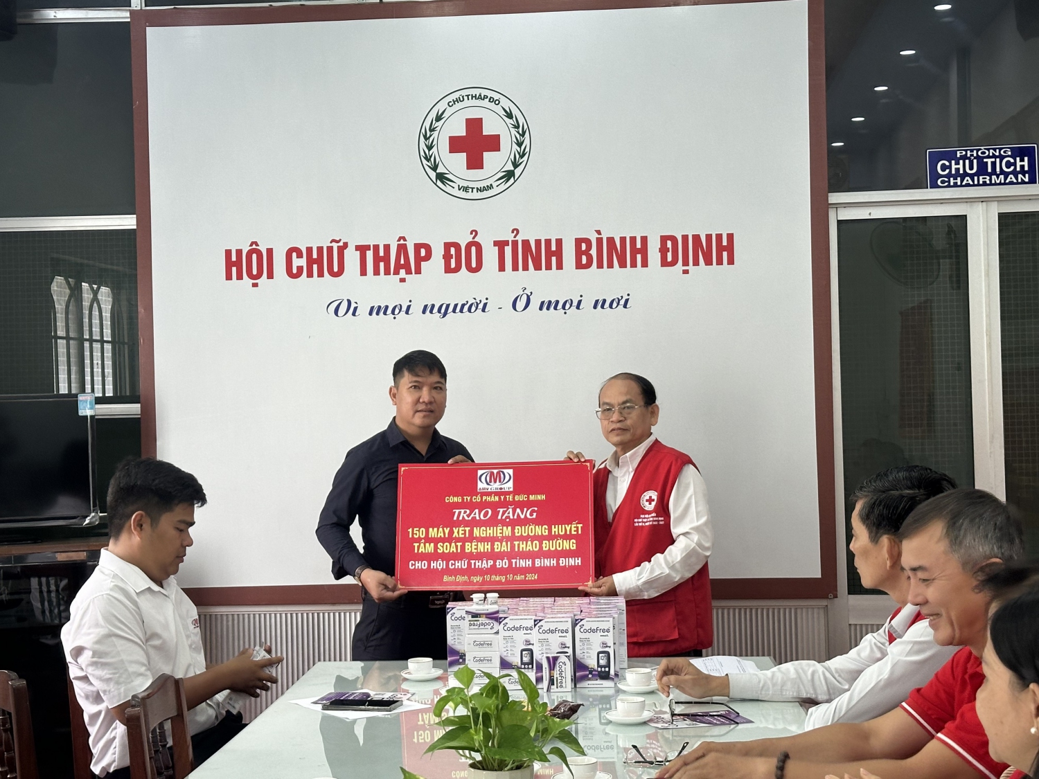 Công ty Cổ phần y tế Đức Minh Hà Nội chi nhánh tại Bình Định trao 150 máy xét nghiệm đường huyết tầm soát bệnh đái tháo đường