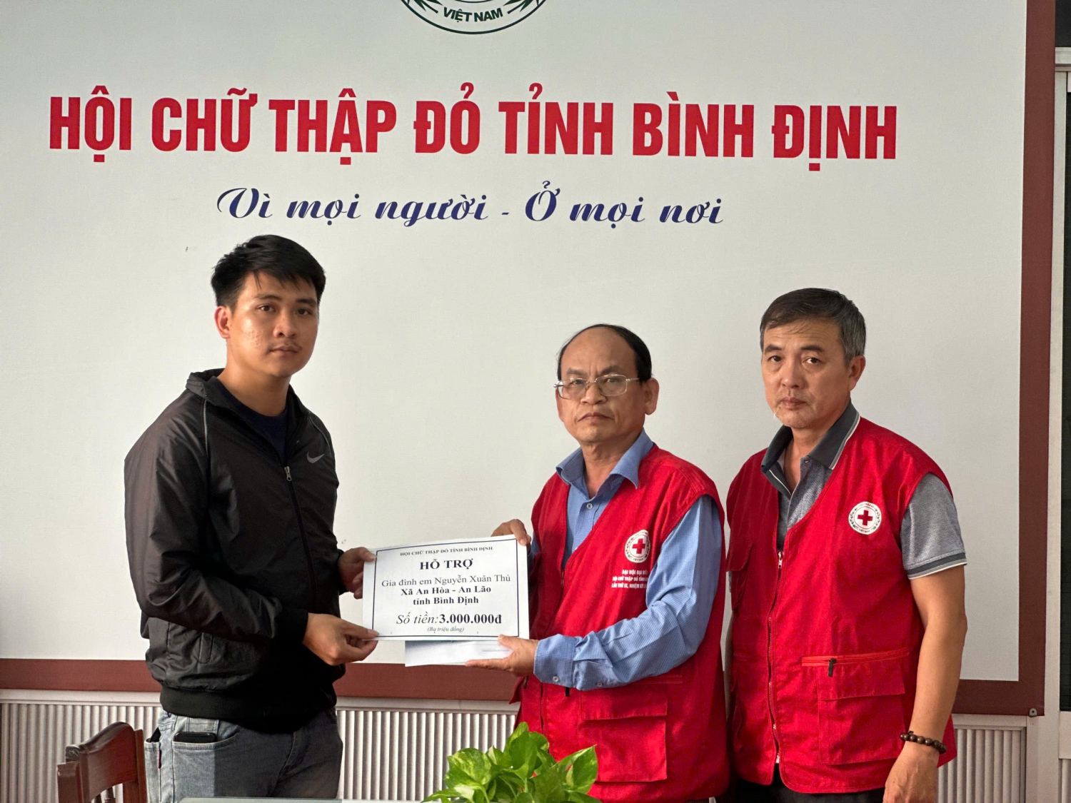 Trao tiền giúp đỡ khó khăn trước mắt cho đôi vợ chồng bị bệnh nan y