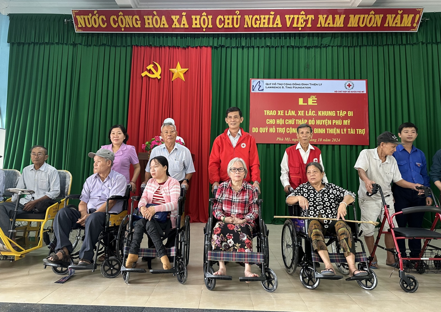 TRAO TẶNG XE LĂN, XE LẮC Ở HUYỆN PHÙ MỸ