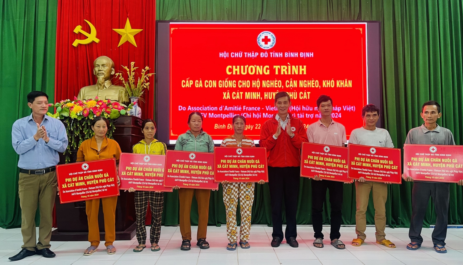 Bàn giao nhà Chữ thập đỏ và trao sinh kế cho người dân