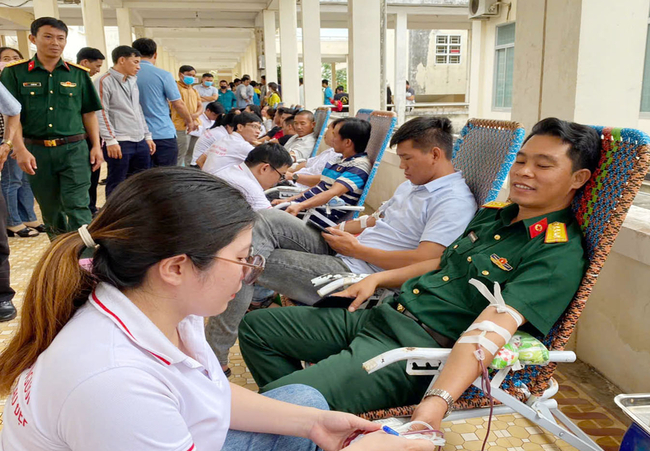 LLVT huyện Phù Mỹ tham gia hiến máu tình nguyện. Ảnh: VĂN TỐ