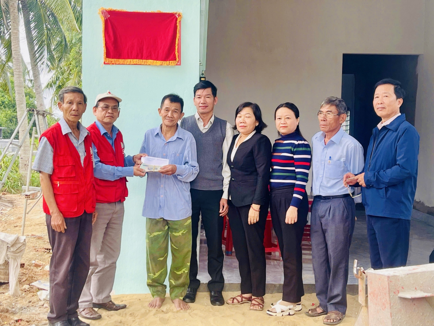 Bàn giao nhà Chữ thập đỏ cho hộ dân khó khăn ở huyện Phù Mỹ