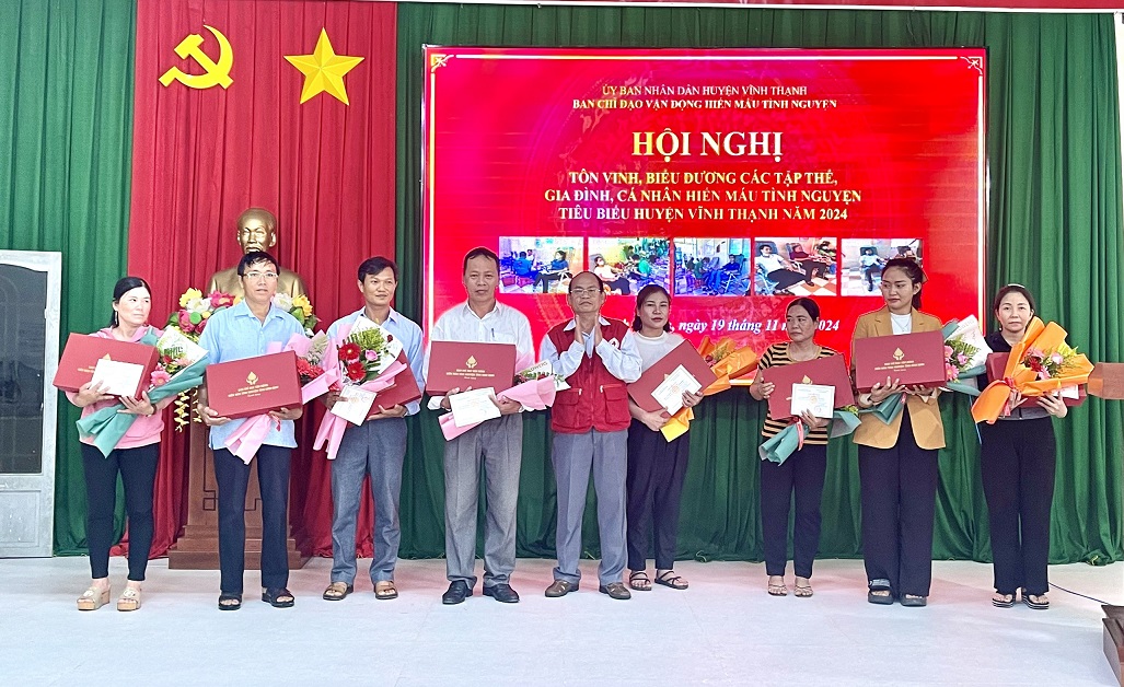 Vĩnh Thạnh tôn vinh các tập thể, cá nhân hiến máu tình nguyện tiêu biểu năm 2024