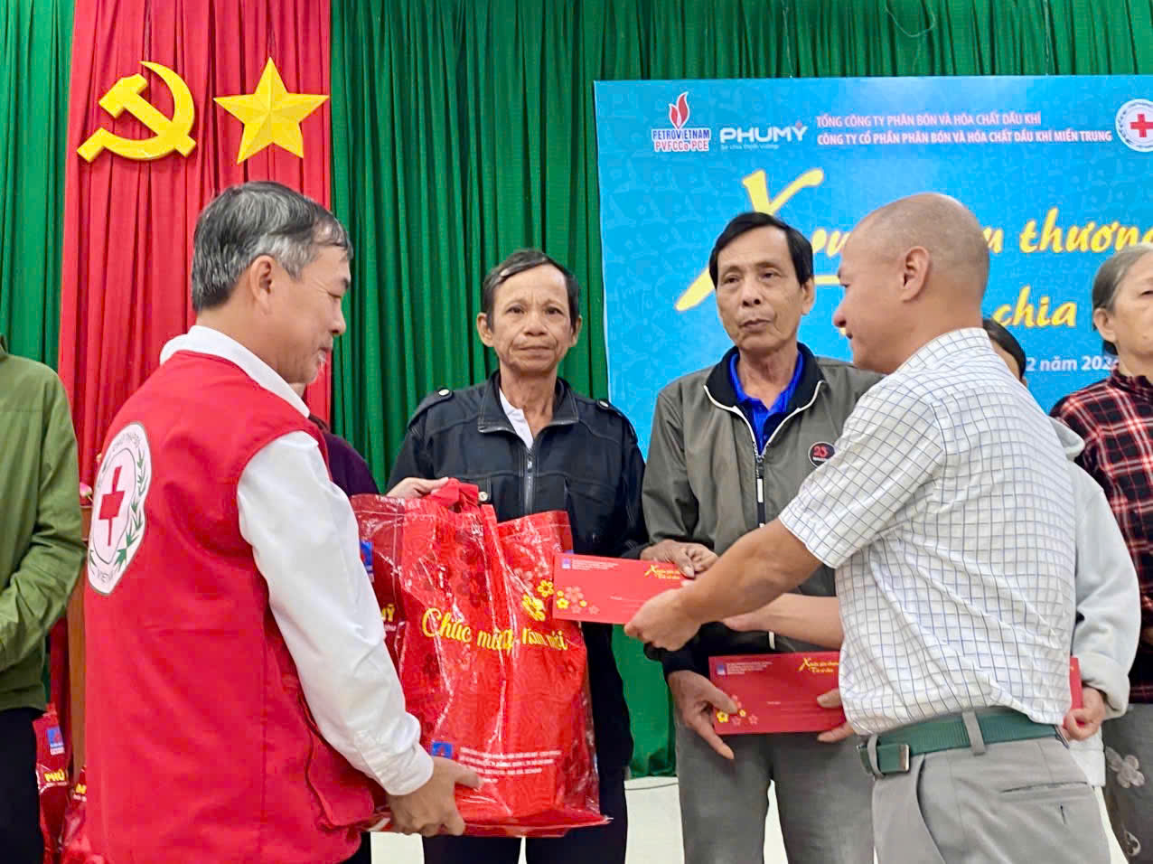 Công ty cổ phần Phân bón và Hóa chất Dầu khí miền Trung  tặng 100 suất quà Tết