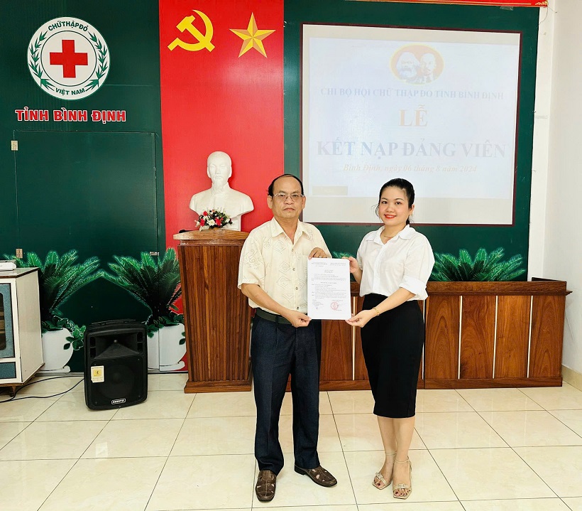 Kết nạp đảng viên mới tại Chi bộ Hội CTĐ tỉnh Bình Định
