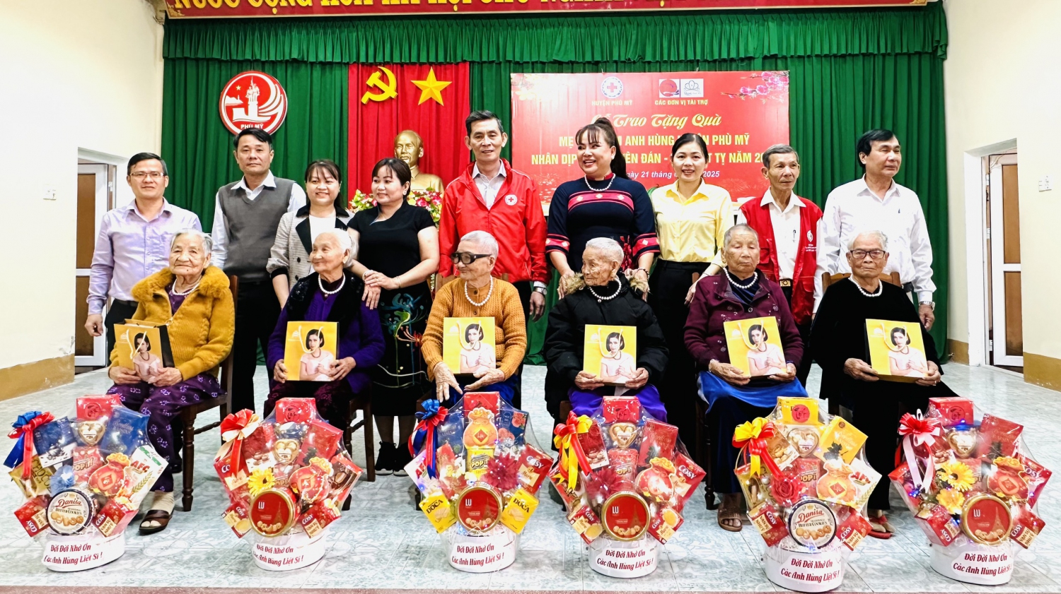 Tặng quà Tết cho Mẹ Việt Nam anh hùng trên địa bàn Huyện Phù Mỹ