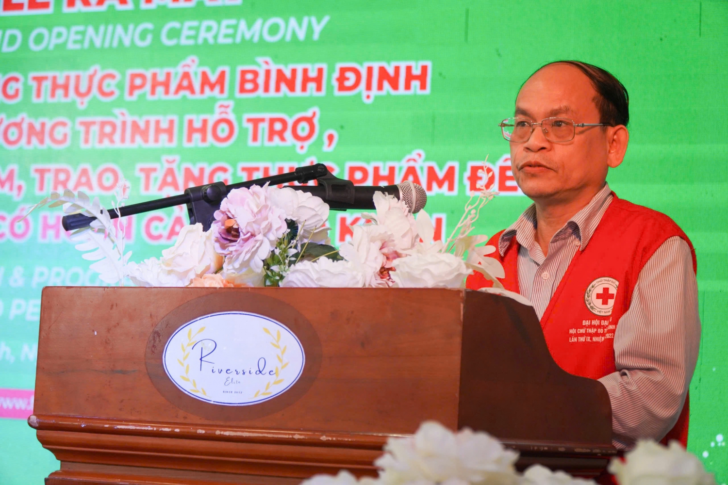 Ra mắt Ngân hàng thực phẩm Bình Định và trao tặng quà cho người dân có hoàn cảnh khó khăn