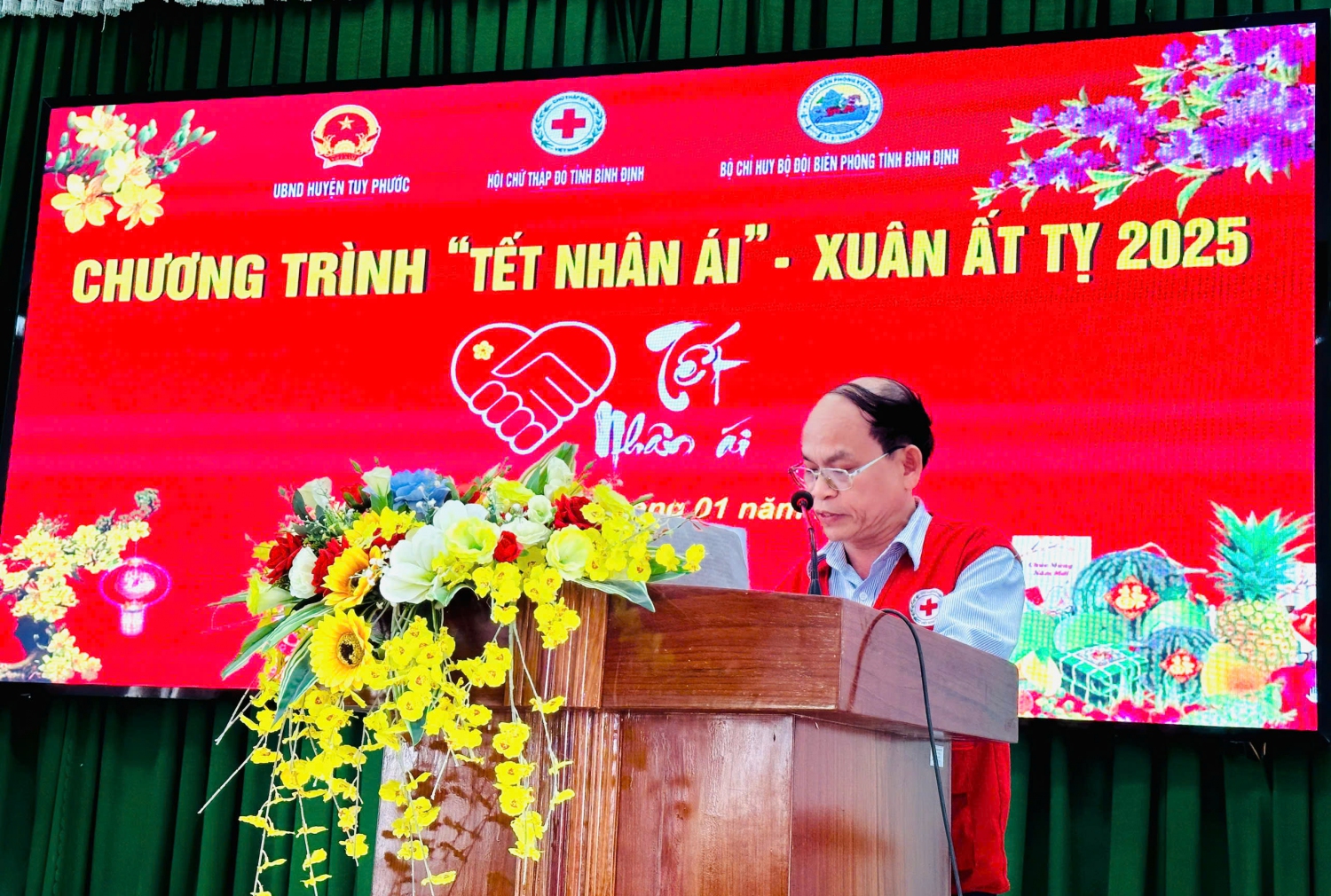 Chương trình “Tết Nhân ái” - Xuân Ất Tỵ năm 2025 trao tặng hàng trăm suất quà cho người nghèo
