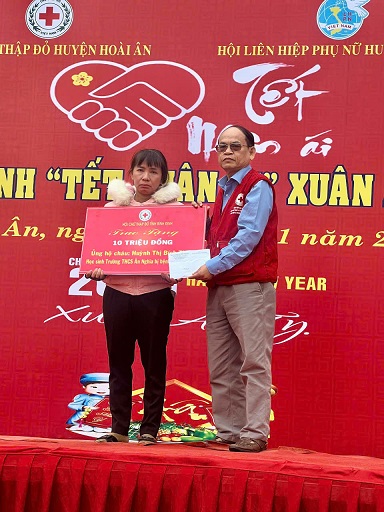 Ông Hà Văn Cát - Chủ tịch Hội CTĐ tỉnh Bình Định trao 10 triệu đồng cho phụ huynh học sinh bị ung thư