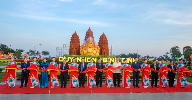 Lãnh đạo tỉnh cùng các đại biểu cắt băng khánh thành biểu tượng linh vật năm Ất Tỵ 2025. Ảnh: NGỌC NHUẬN