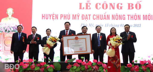 Phó Thủ tướng Chính phủ Hồ Đức Phớc (thứ 2 từ trái qua) trao Quyết định 1570/QĐ-TTg ngày 13.12.2024 của Thủ tướng Chính phủ công nhận huyện Phù Mỹ đạt chuẩn NTM năm 2023 cho lãnh đạo huyện Phù Mỹ. Ảnh: T.SỸ