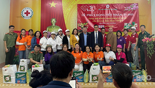 Tặng 100 suất quà cho người dân có hoàn cảnh khó khăn tại Quy Nhơn